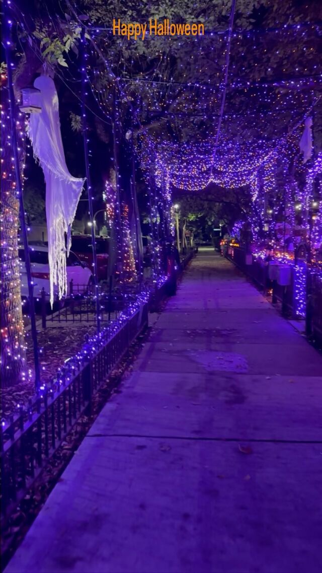 🎃Happy🎃Halloween🎃
🖤🧡🕷️🖤🎃🕷️🖤😂🕷️🖤

Have a spooky day and keep the candy away. 

Too much sugar = breakouts 😉

#westloopneighborhood #chicago #westloopscoop #chicagohalloween #funneighborhood #neighborscometogether #westloopisthebestloop